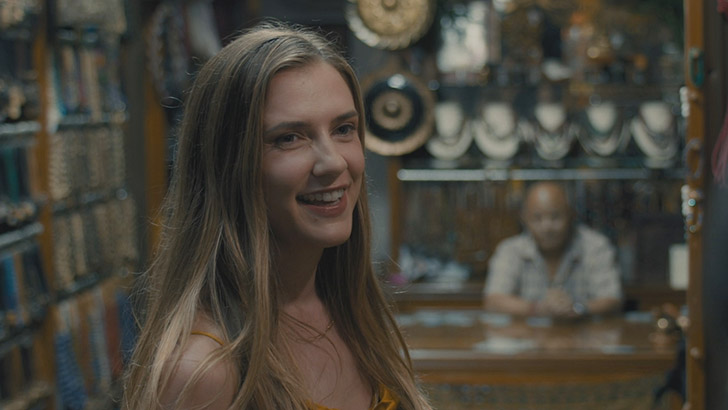 Sara Canning como Jessica no filme 'Influencer', de Kurtis David Harder