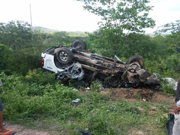 Carro do Governo de Pernambuco bate em carreta na BR-232; uma pessoa morreu