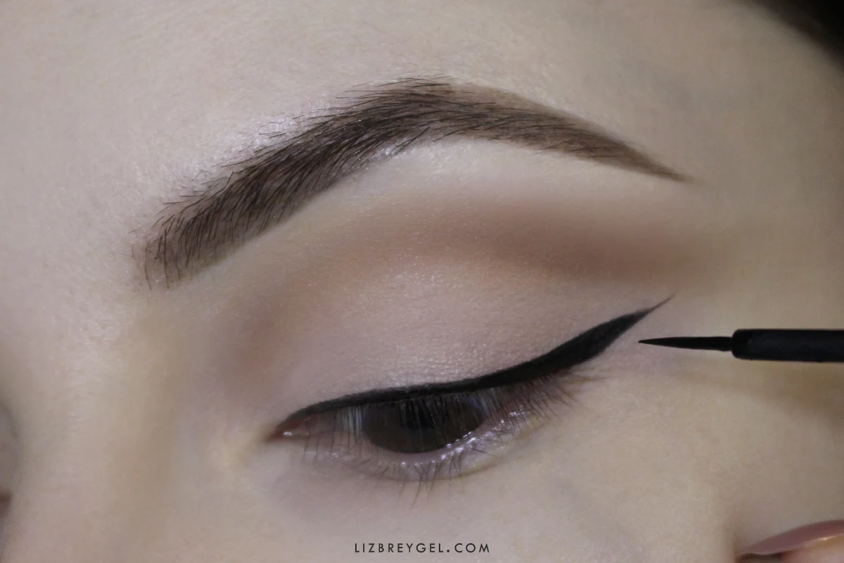 a close-up of a brown hooded eye showing how to apply an everyday makeup look on a small eyelids