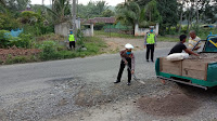 Antisipasi Terjadinya Kecelakaan, Personil Sat Lantas Polres Madina Menutup Badan Jalan Yang Berlubang