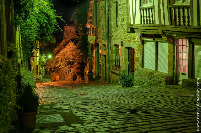 Dinan viaje Bretaña noche calle mas bonita 