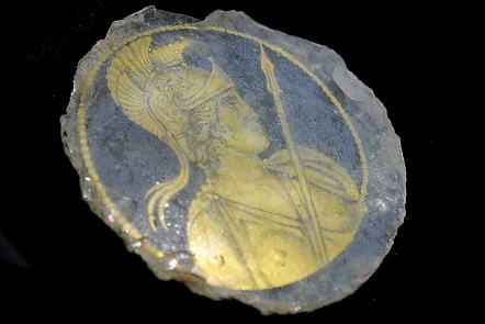 Un ancien morceaux de verre doré découvert lors de la construction d'un métro à Rome