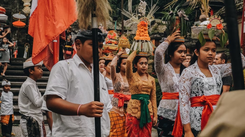 menari bersama harmoni dalam ragam kesenian bali