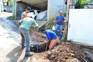 Na Alameda Papiro, quatro profissionais da Secretaria de Obras e Serviços Públicos fizeram o desentupimento de uma manilha e a limpeza dos dutos