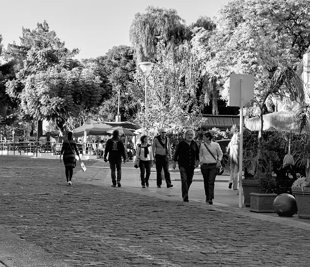 Foto en Blanco y Ngro 3 parejas de turistas paseando en el empedrado de la Recoleta