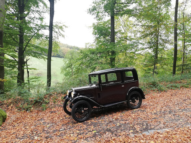 Austin Seven RP 1934 im herbstlichen Wald Oktober 2022