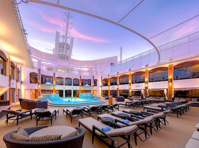 Lounge piscina nave NCL