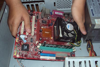 Memasang Motherboard