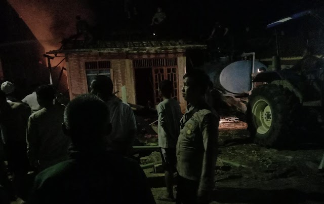 Polsek Negara Batin Datangi TKP Kebakaran 2 Rumah Milik Warga 
