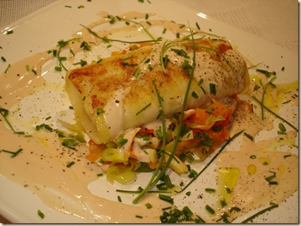 Filé de linguado embrulhado e grelhado em escamas de batata, saute de alho poró, cenoura e pimentão vermelho e molho Beurre BlancJPG (16)