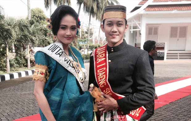 Inilah Pakaian  Adat  Dari Sulawesi Barat  Pria  dan  Wanita  