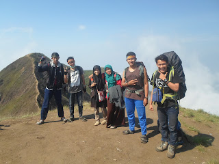 travelling, gunung andong, puncak, magelang, my trip, my advanture, team