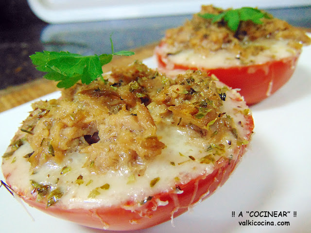 Tomates al horno gratinados con atún