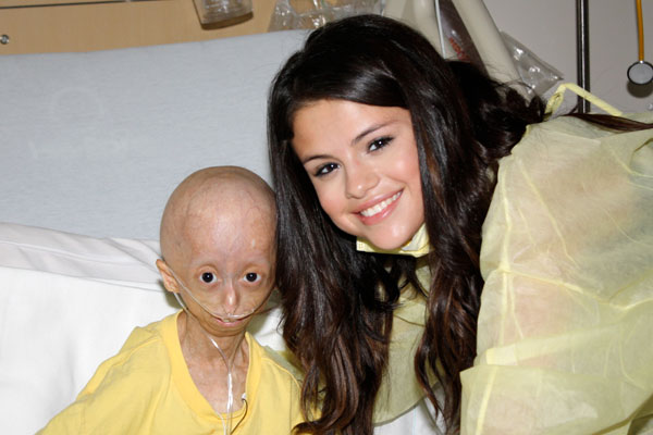 Awwwwww Look at Selena Gomez visiting The Children's Hospital