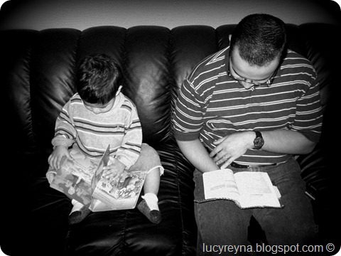 081020 Mon Leyendo en la mañana con papi (2)-001