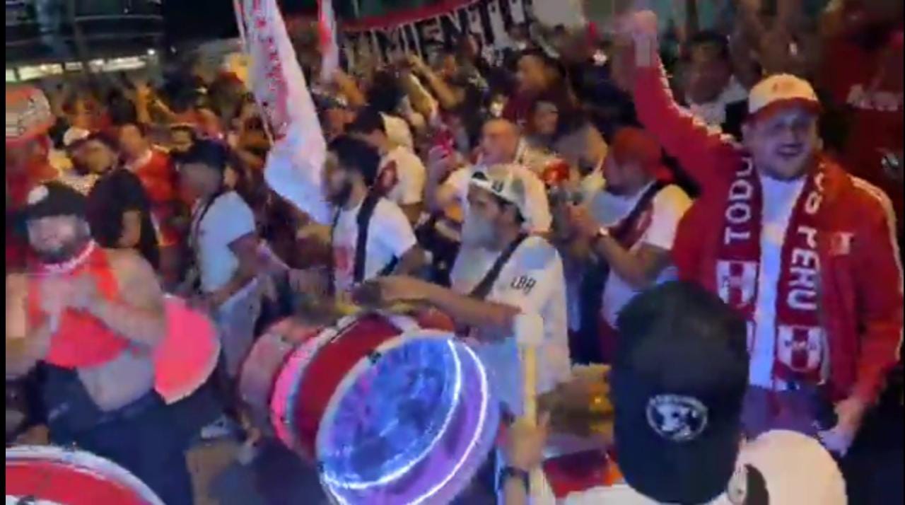 Banderazo en Trujillo por partido Perú - Paraguay