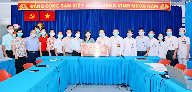…thăm và chúc mừng Bệnh viện quận. (Ảnh VM) …thăm và chúc mừng Bệnh viện quận. (Ảnh VM)