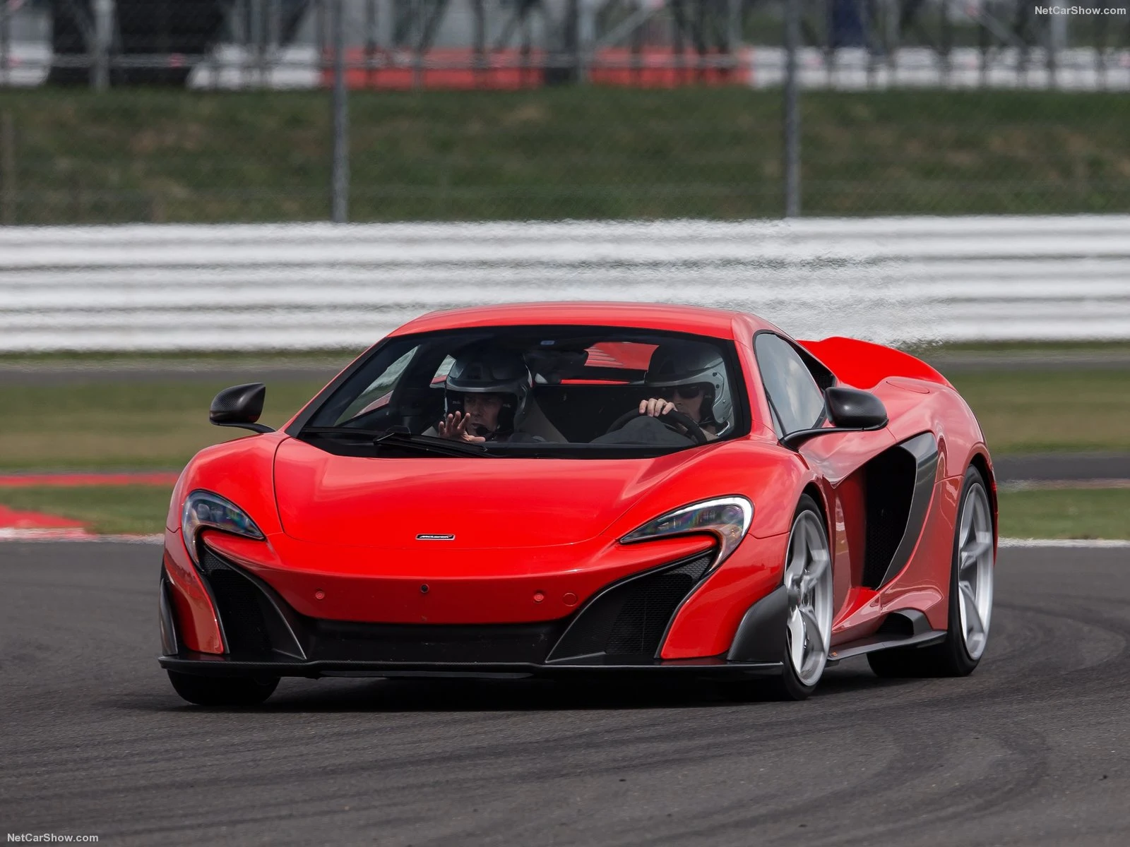 Hình ảnh siêu xe McLaren 675LT 2016 & nội ngoại thất