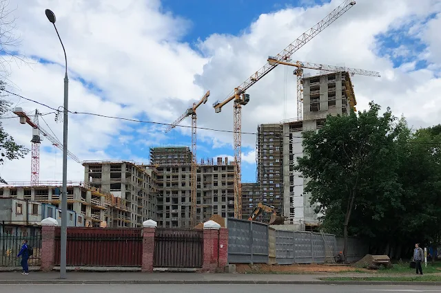Новоалексеевская улица, строящийся жилой комплекс «Серебряный фонтан» – территория бывшего завода «Водоприбор»
