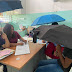 Personal de unidad de atención deben protegerse con sombrilla dentro de la clínica en tiempos de lluvias