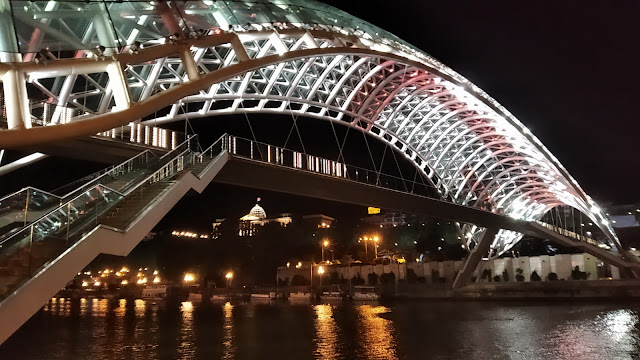 пешеходный мост в Тбилиси