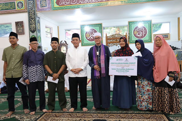 Safari Ramadhan di Masjid Al-Mukminin, Gubernur Ansar Serahkan Bantuan untuk Kas Masjid