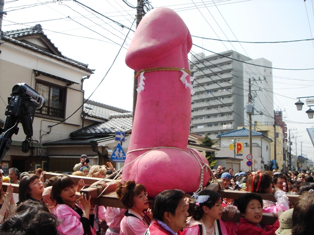 Le pénis géant rose dans le mikoshi Elisabeth 