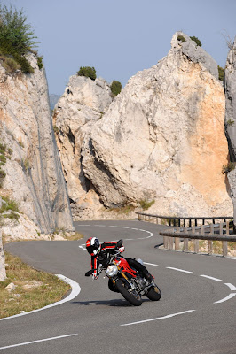 2011 Ducati Monster 1100S Action