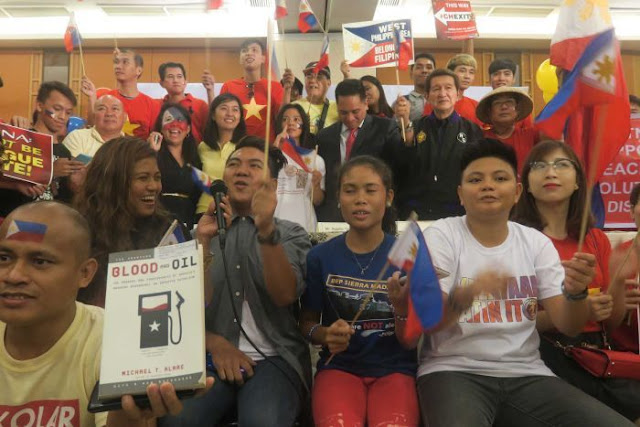PHOTO: Supporters of the Philippines cheer as the Hague ruling is announced. (Ben Bohane)