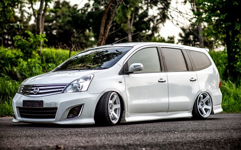  Mobil  Nissan  Grand Livina Family Sporty MPV Senyaman 