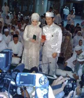 Foto Pernikahan Zaskia Mecca dan Hanung Bramantyo