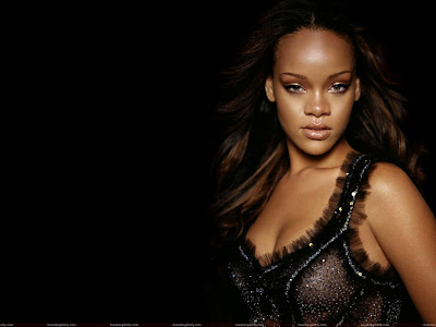 rihanna_looking_hot_in_black