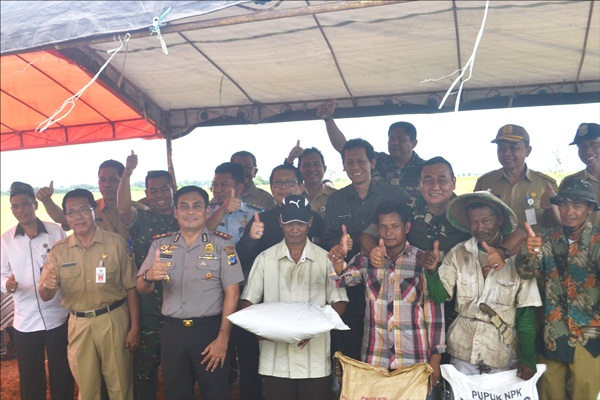 Bupati Lakukan Cetak Sawah Serentak di Bumi Makmur