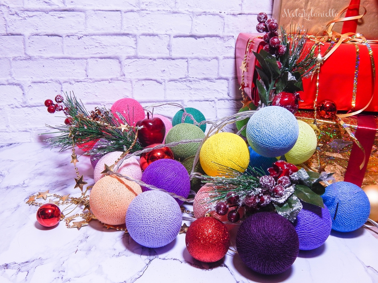 9 nietypowe prezenty z okazji świąt co kupić dzieciom pod choinkę na mikołaja kolorowe lampki dekoracja domu na święta cotton ball lights melodylaniella blogerka podpowiada co kupić na święta