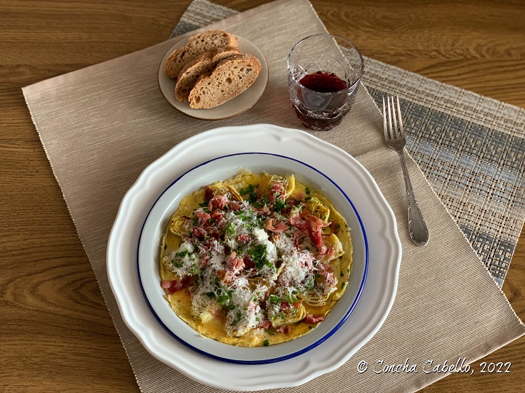 tortilla-abierta-alcachofas-mesa