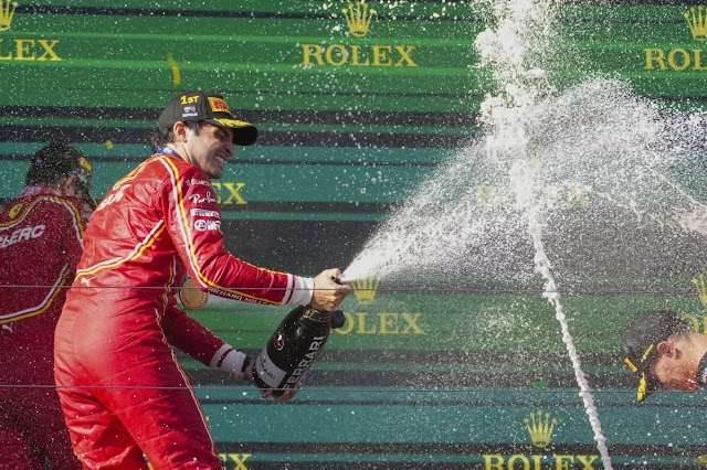 Sainz gana el GP de Australia tras el abandono de Verstappen por fallo en el motor