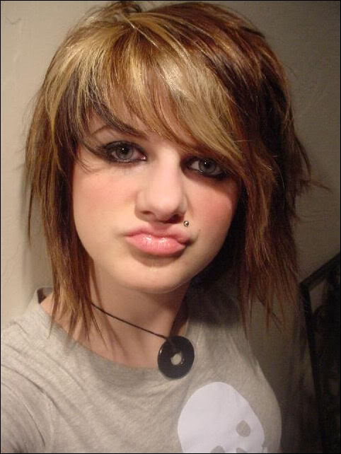 hot emo girl hairstyles. emo-girl-peacock- picture,