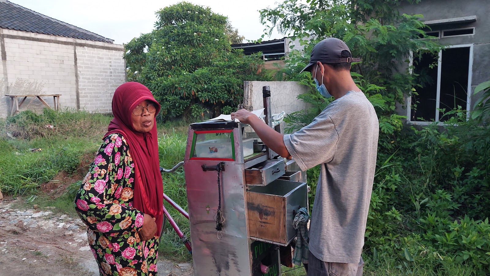 Penjual Kue Putu Bumbung Keliling