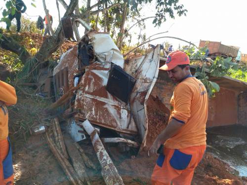 Caminhão-caçamba despenca em rio e servidor do DER morre aos 56 anos em Rondônia