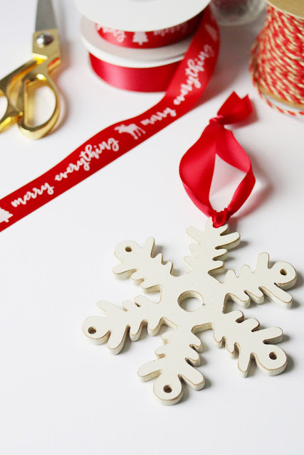 holiday decorating inspiration using ribbons and twine | creativebag.com