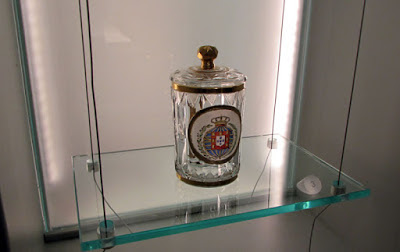 vitrine com peça de vidro e emblema da realeza portuguesa