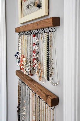 Instale ganchos de parede em uma parede próxima ao seu armário ou penteadeira. Pendure seus colares nesses ganchos para mantê-los organizados e fáceis de visualizar.