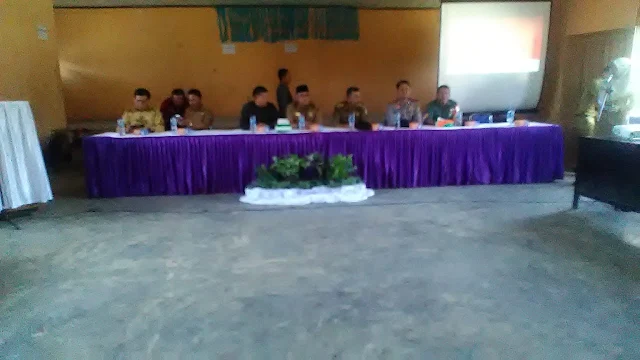 Bupati Pasbar Yulianto Serahkan Piagam KPM Keluarga Sejahtera.