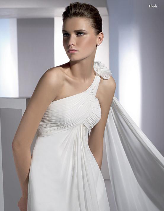 A constructed Column Wedding gown may define the contours of your body but a