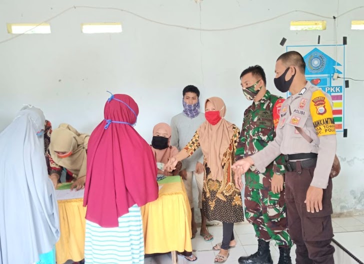 Bhabinkamtibmas Polsek Polongbangkeng Utara Bersama Babinsa Takalar Mengawal Penyaluran BLT Dana Desa Tahap III