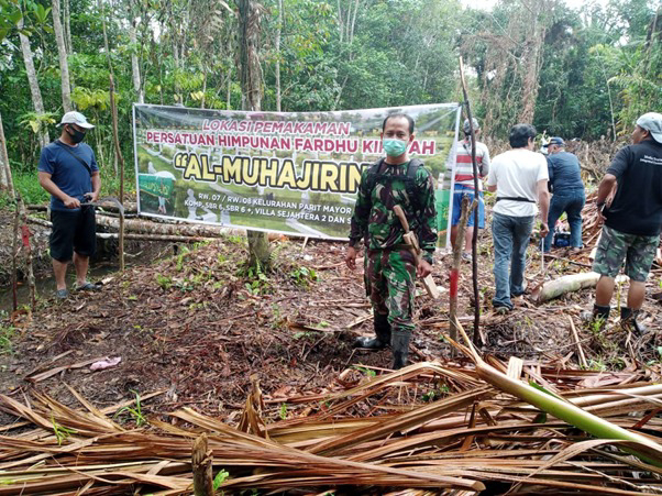 Satgas TMMD Ke-111 Kodim 1207/Pontianak Bersama Warga Bersihkan Tanah Wakaf