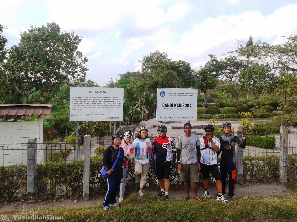 Foto bareng di depan Candi Kadisoka