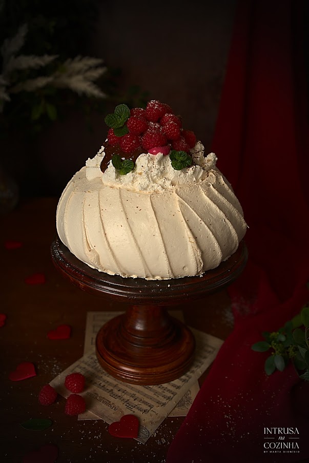 Pavlova decorada com framboesas, darkmood photography, food styling photo