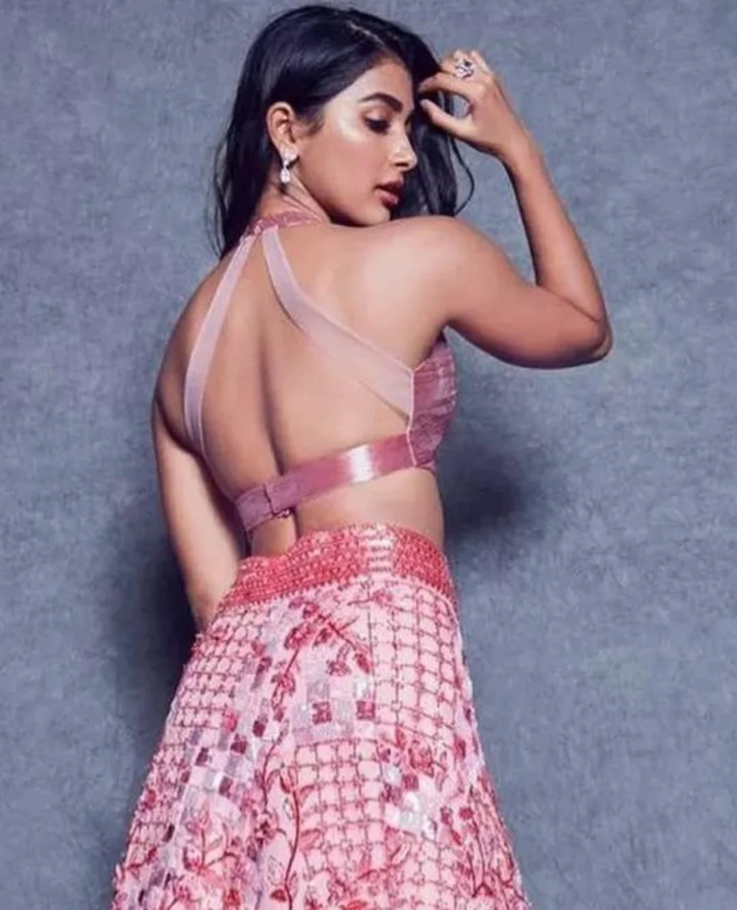 pooja hegde backless sexy back hot bollywood actress