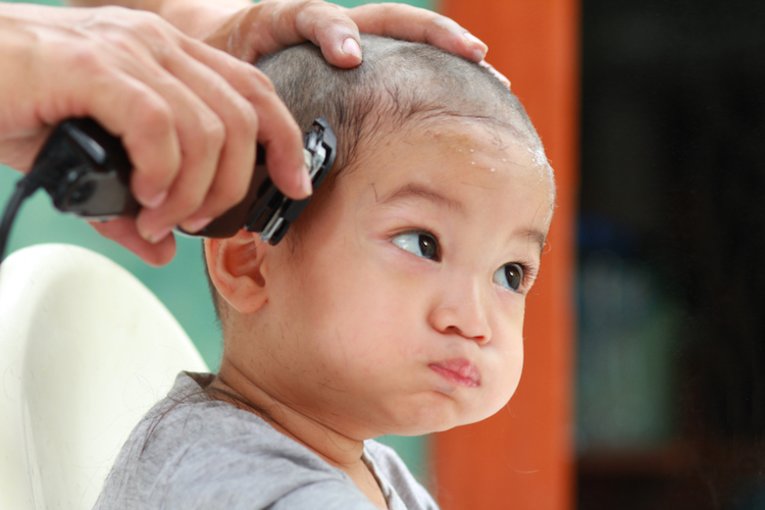 cara cukur rambut bayi